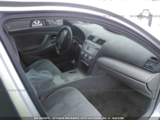 4T4BF3EK4AR031721 - 2010 TOYOTA CAMRY SE/LE/XLE 银色 照片 5