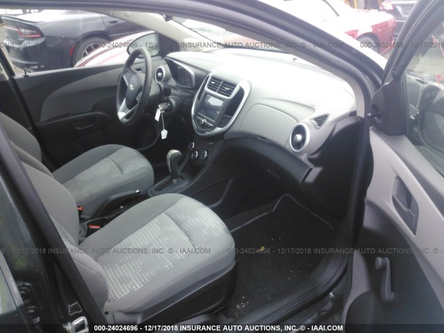 1G1JB5SG6H4149063 - 2017 CHEVROLET SONIC LS 灰色 照片 5