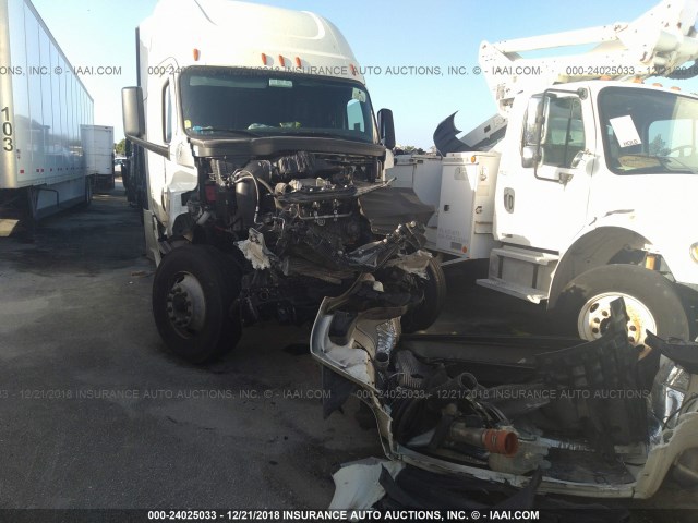 3AKJHHDR6KSKE6226 - 2019 FREIGHTLINER CASCADIA 126  WHITE photo 1