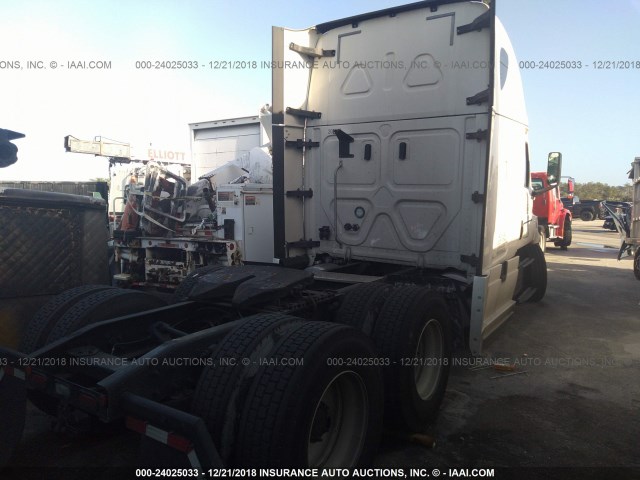 3AKJHHDR6KSKE6226 - 2019 FREIGHTLINER CASCADIA 126  WHITE photo 4