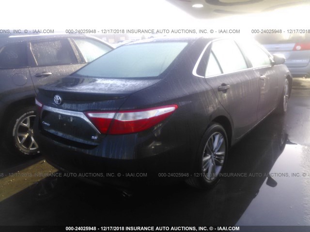 4T1BF1FK4HU799934 - 2017 TOYOTA CAMRY LE/XLE/SE/XSE BLACK photo 4
