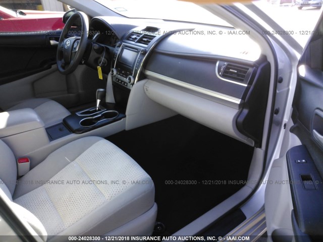 4T4BF1FK5CR260558 - 2012 TOYOTA CAMRY SE/LE/XLE 银色 照片 5