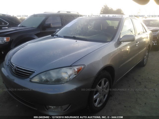 4T1BE30K85U611645 - 2005 TOYOTA CAMRY LE/XLE/SE GRAY photo 2