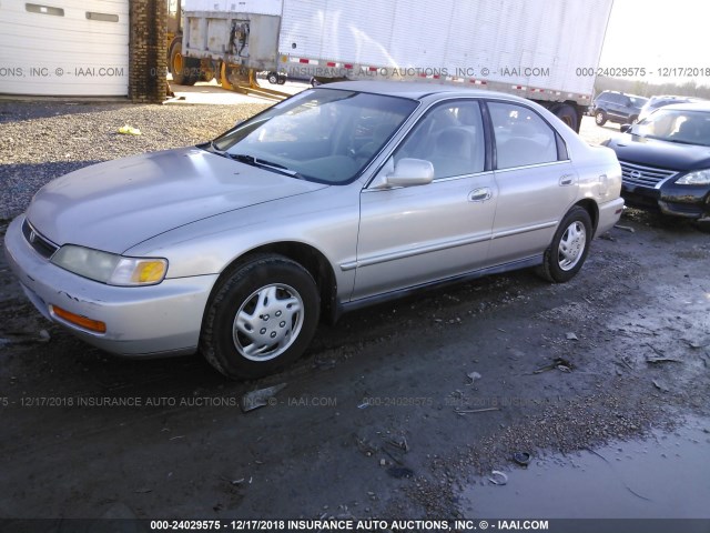 1HGCD5690TA219223 - 1996 HONDA ACCORD VALUE SILVER photo 2