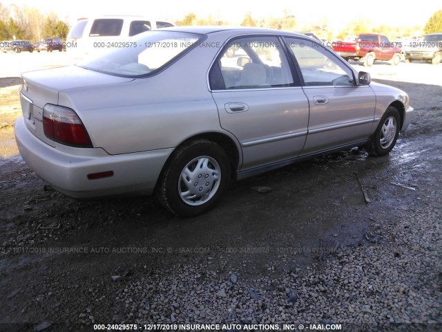 1HGCD5690TA219223 - 1996 HONDA ACCORD VALUE SILVER photo 4