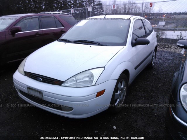 3FAFP313X1R107841 - 2001 FORD FOCUS ZX3 WHITE photo 2