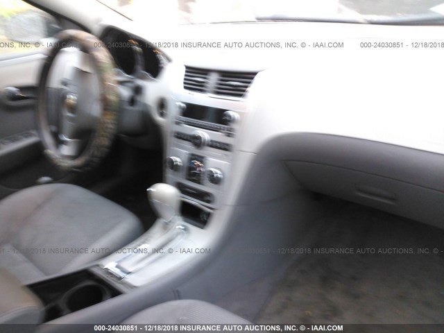 1G1ZB5EB0A4142215 - 2010 CHEVROLET MALIBU LS ვერცხლისფერი ფოტო 5