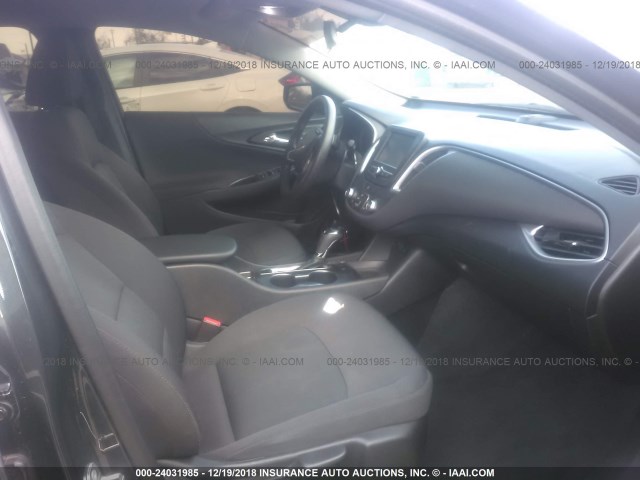 1G1ZB5ST2HF257992 - 2017 CHEVROLET MALIBU LS ნაცრისფერი ფოტო 5