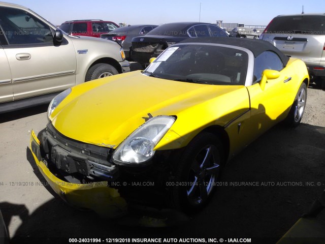 1G2MB35BX7Y128995 - 2007 PONTIAC SOLSTICE YELLOW photo 2