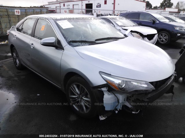 4T1BF1FK9FU071961 - 2015 TOYOTA CAMRY LE/XLE/SE/XSE ვერცხლისფერი ფოტო 1