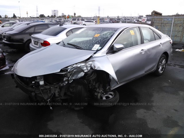 4T1BF1FK9FU071961 - 2015 TOYOTA CAMRY LE/XLE/SE/XSE ვერცხლისფერი ფოტო 2