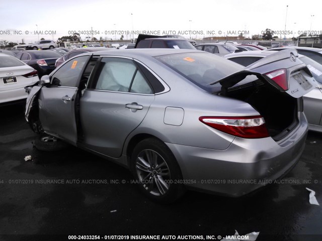 4T1BF1FK9FU071961 - 2015 TOYOTA CAMRY LE/XLE/SE/XSE ვერცხლისფერი ფოტო 3
