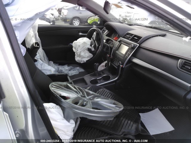 4T1BF1FK9FU071961 - 2015 TOYOTA CAMRY LE/XLE/SE/XSE ვერცხლისფერი ფოტო 5