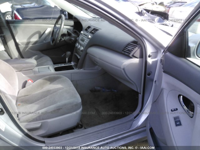 4T1BF3EK9BU619075 - 2011 TOYOTA CAMRY SE/LE/XLE 银色 照片 5