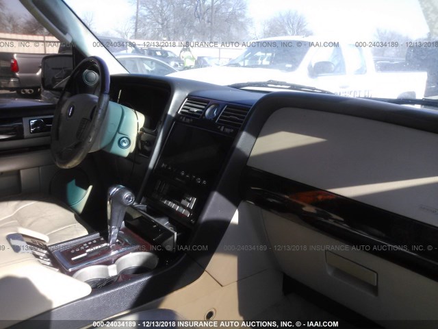 5LMFU27506LJ14351 - 2006 LINCOLN NAVIGATOR Ақ фото 5