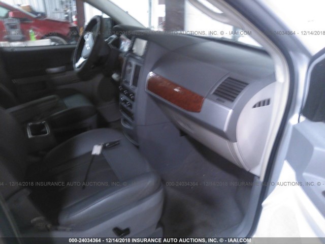 2A8HR54P58R783033 - 2008 CHRYSLER TOWN & COUNTRY TOURING SILVER photo 5