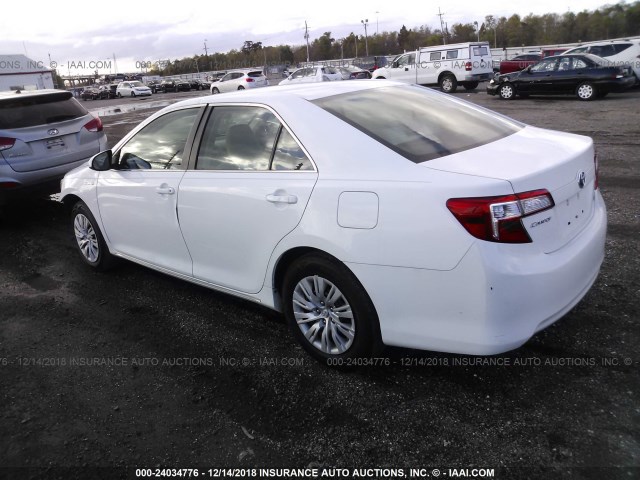 4T1BD1FKXCU058072 - 2012 TOYOTA CAMRY HYBRID/LE/XLE WHITE photo 3