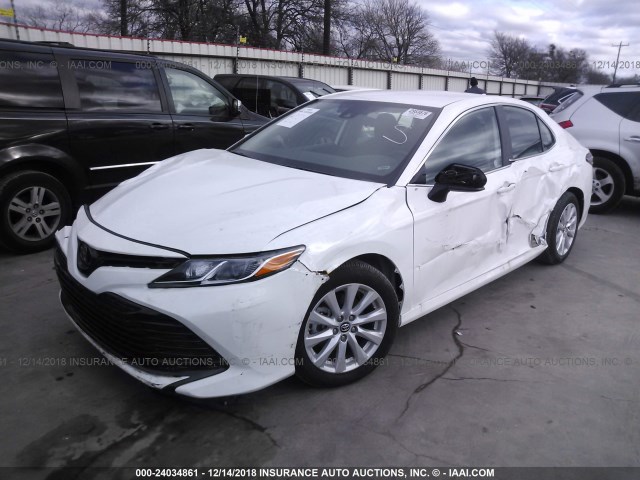 4T1B11HK4KU164442 - 2019 TOYOTA CAMRY L/LE/XLE/SE/XSE WHITE photo 2