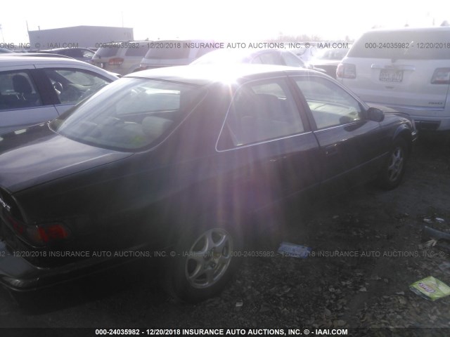 JT2BG22K8W0201516 - 1998 TOYOTA CAMRY CE/LE/XLE BLACK photo 4