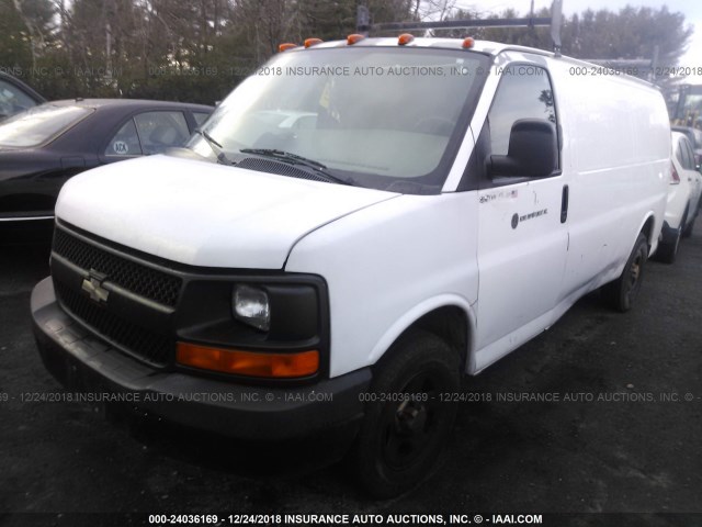 1GCFG15X451267046 - 2005 CHEVROLET EXPRESS G1500  WHITE photo 2