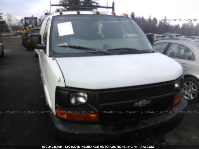 1GCFG15X451267046 - 2005 CHEVROLET EXPRESS G1500  WHITE photo 6