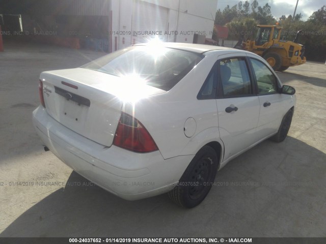 1FAFP34NX7W162292 - 2007 FORD FOCUS ZX4/S/SE/SES WHITE photo 4