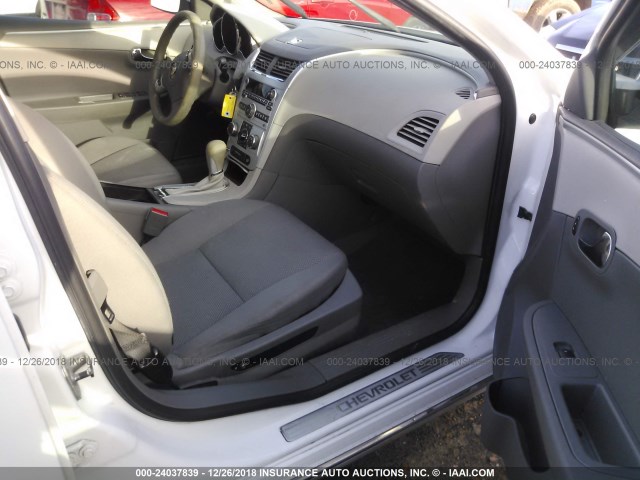 1G1ZC5EUXBF148298 - 2011 CHEVROLET MALIBU 1LT WHITE photo 5