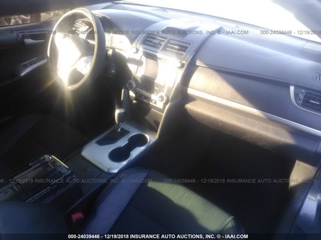 4T1BF1FK4EU421267 - 2014 TOYOTA CAMRY L/SE/LE/XLE 灰色 照片 5