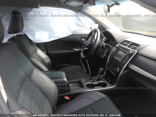 4T1BF1FK2GU215478 - 2016 TOYOTA CAMRY LE/XLE/SE/XSE 黑色 照片 5