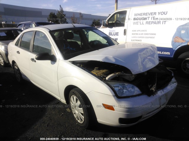 1FAFP34N27W241908 - 2007 FORD FOCUS ZX4/S/SE/SES WHITE photo 1