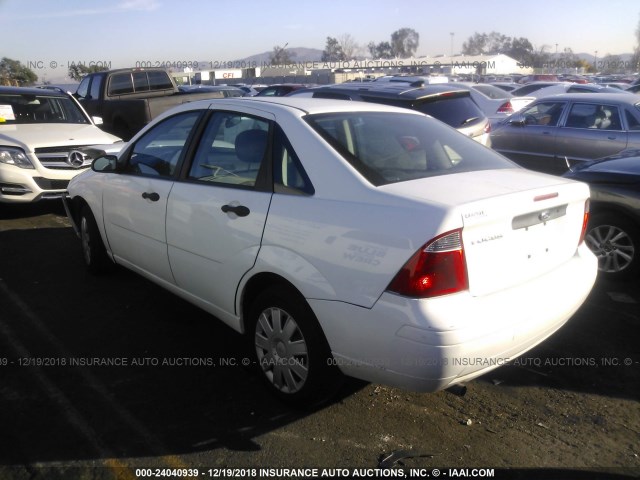 1FAFP34N27W241908 - 2007 FORD FOCUS ZX4/S/SE/SES WHITE photo 3