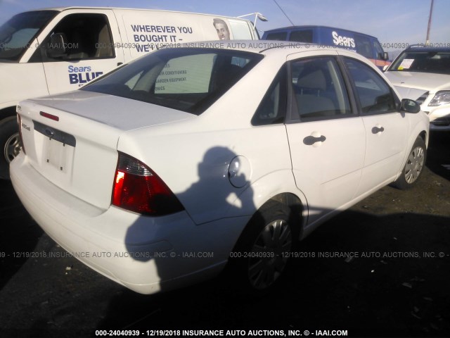 1FAFP34N27W241908 - 2007 FORD FOCUS ZX4/S/SE/SES WHITE photo 4