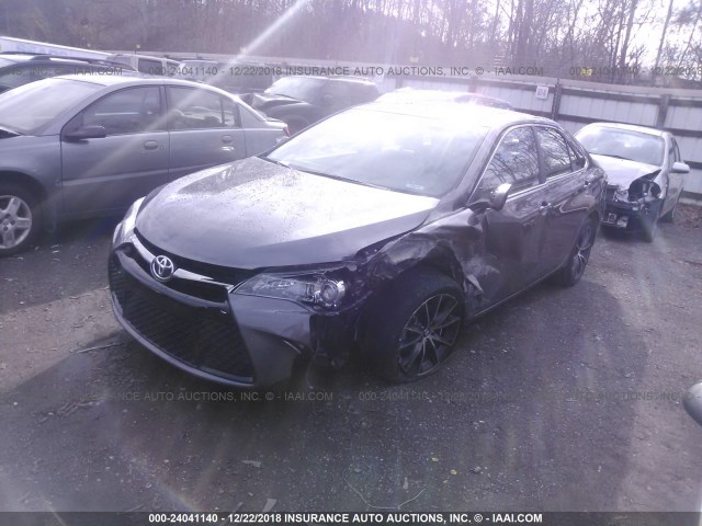 4T1BF1FK2GU235634 - 2016 TOYOTA CAMRY LE/XLE/SE/XSE GRAY photo 2