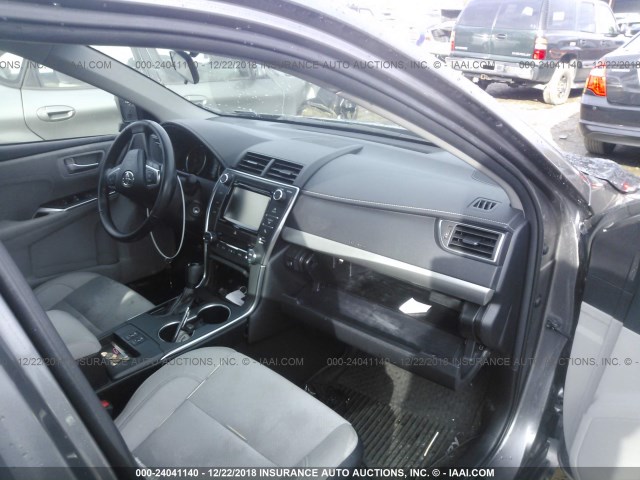 4T1BF1FK2GU235634 - 2016 TOYOTA CAMRY LE/XLE/SE/XSE GRAY photo 5