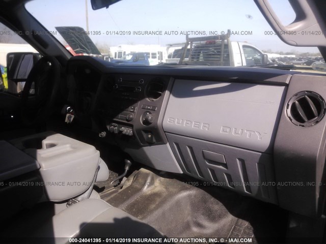 1FD0W5HT6CEC11586 - 2012 FORD F550 SUPER DUTY WHITE photo 5