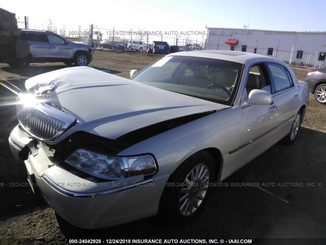 1LNHM82W85Y658161 - 2005 LINCOLN TOWN CAR SIGNATURE LIMITED WHITE photo 2