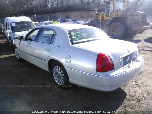 1LNHM82W85Y658161 - 2005 LINCOLN TOWN CAR SIGNATURE LIMITED WHITE photo 3