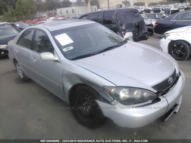 4T1BE32K95U092330 - 2005 TOYOTA CAMRY LE/XLE/SE SILVER photo 1