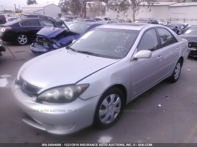 4T1BE32K95U092330 - 2005 TOYOTA CAMRY LE/XLE/SE SILVER photo 2