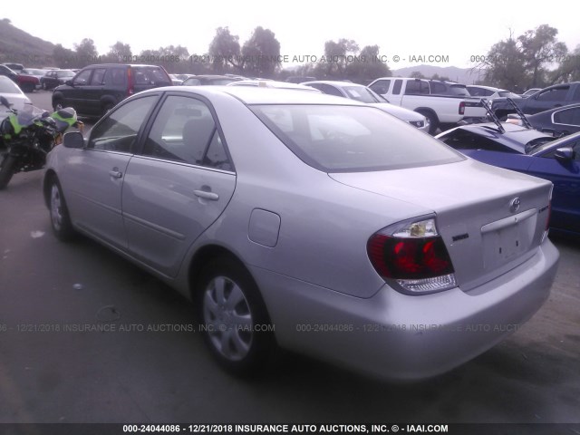 4T1BE32K95U092330 - 2005 TOYOTA CAMRY LE/XLE/SE SILVER photo 3