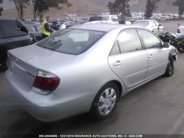 4T1BE32K95U092330 - 2005 TOYOTA CAMRY LE/XLE/SE SILVER photo 4