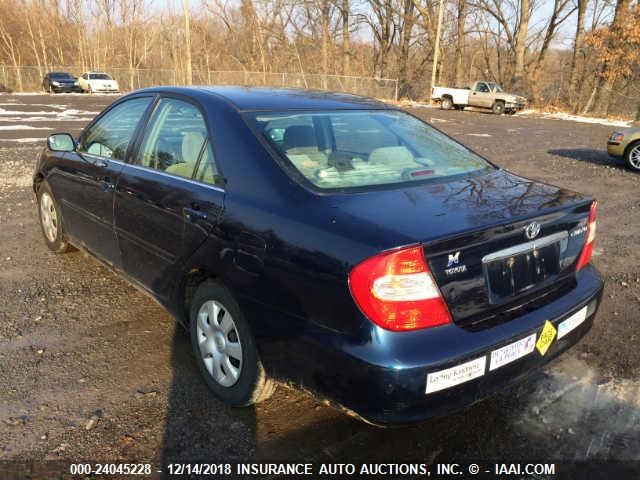4T1BE32K42U628628 - 2002 TOYOTA CAMRY LE/XLE/SE BLUE photo 3