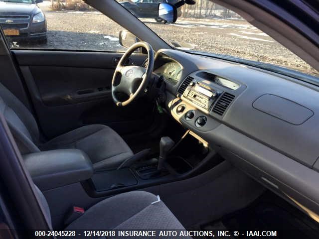 4T1BE32K42U628628 - 2002 TOYOTA CAMRY LE/XLE/SE BLUE photo 5