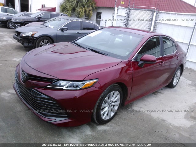 4T1B11HK1JU591141 - 2018 TOYOTA CAMRY L/LE/XLE/SE/XSE RED photo 2