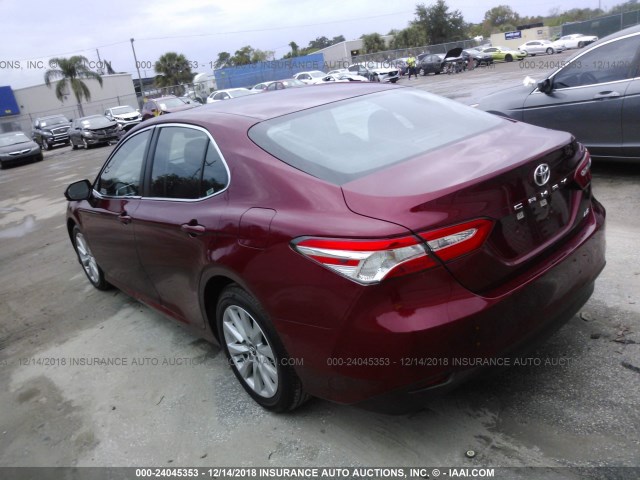 4T1B11HK1JU591141 - 2018 TOYOTA CAMRY L/LE/XLE/SE/XSE RED photo 3