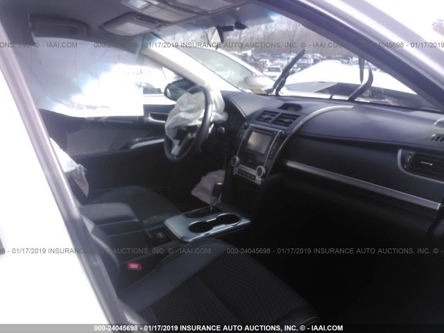 4T1BF1FK2DU705558 - 2013 TOYOTA CAMRY L/SE/LE/XLE 白色 照片 5