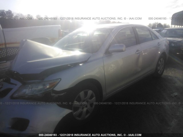 4T4BF3EK8AR045542 - 2010 TOYOTA CAMRY SE/LE/XLE SILVER photo 2