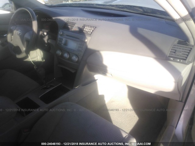 4T4BF3EK8AR045542 - 2010 TOYOTA CAMRY SE/LE/XLE SILVER photo 5