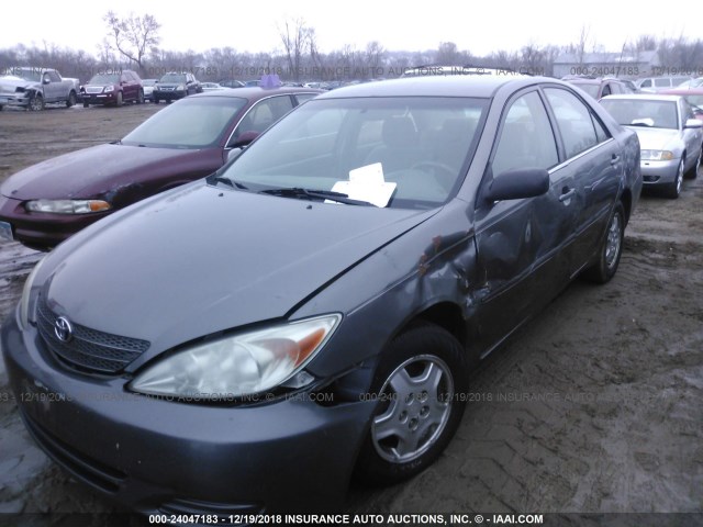 4T1BF32K52U535646 - 2002 TOYOTA CAMRY LE/XLE/SE GRAY photo 2