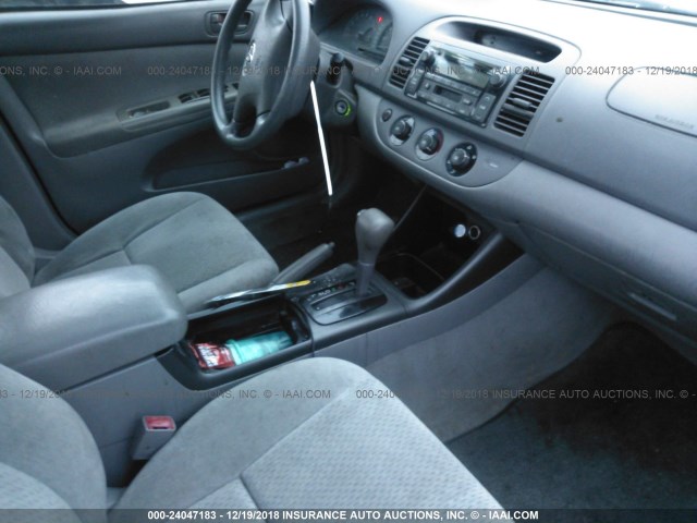 4T1BF32K52U535646 - 2002 TOYOTA CAMRY LE/XLE/SE GRAY photo 5